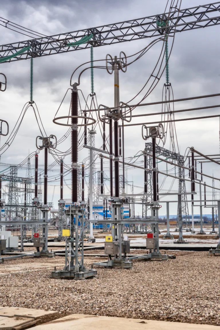 Infrastructuur van elektrische onderstations met hoogspanningsapparatuur.