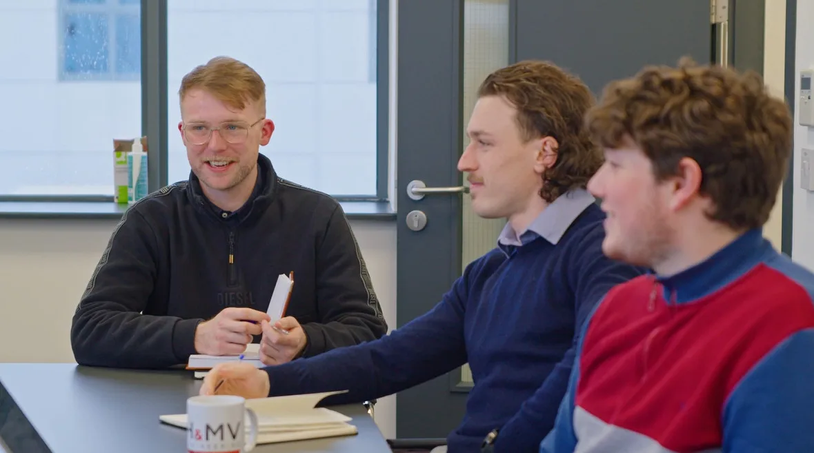 Männer im Büro - Diskussion.